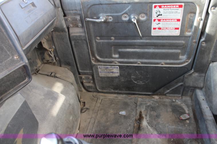 image for item I5982 1987 Mack DM690S dump truck