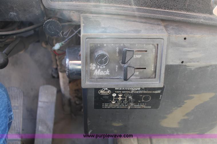 image for item I5982 1987 Mack DM690S dump truck