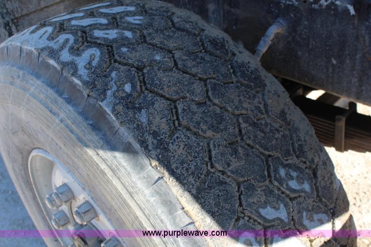 image for item I5982 1987 Mack DM690S dump truck