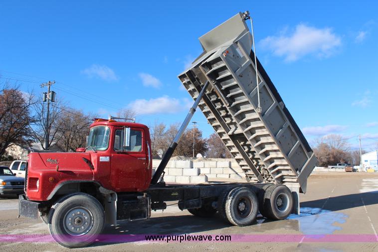 image for item I5982 1987 Mack DM690S dump truck