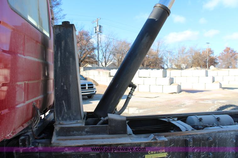 image for item I5982 1987 Mack DM690S dump truck