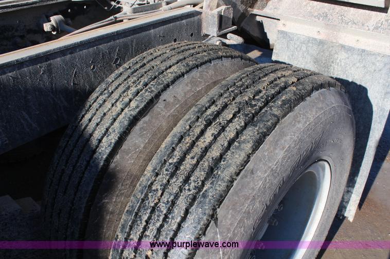 image for item I5982 1987 Mack DM690S dump truck