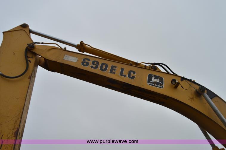 image for item I6928 1993 John Deere 690E LC excavator