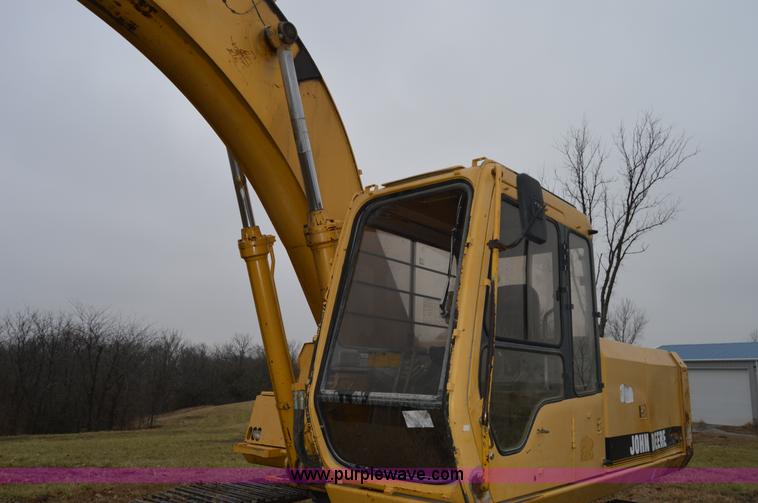 image for item I6928 1993 John Deere 690E LC excavator