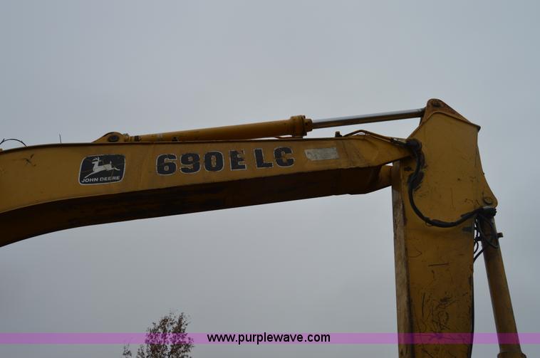 image for item I6928 1993 John Deere 690E LC excavator