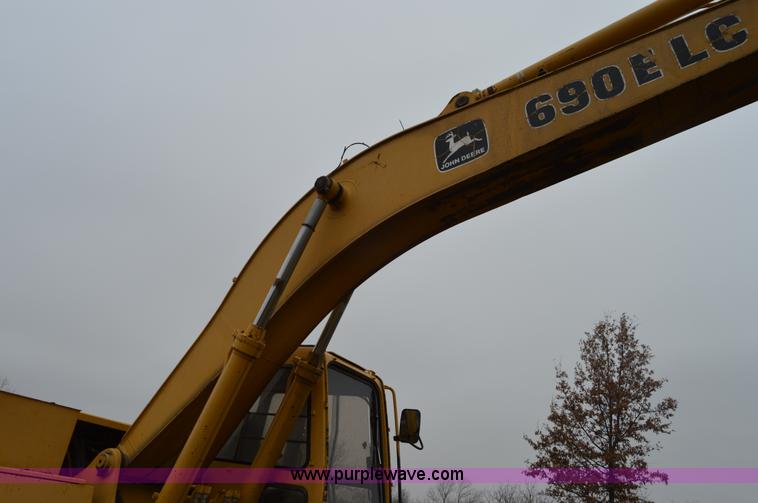 image for item I6928 1993 John Deere 690E LC excavator