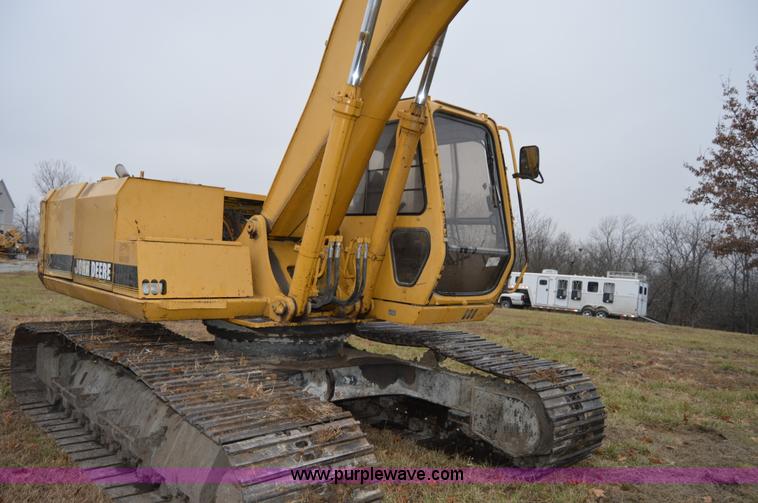 image for item I6928 1993 John Deere 690E LC excavator