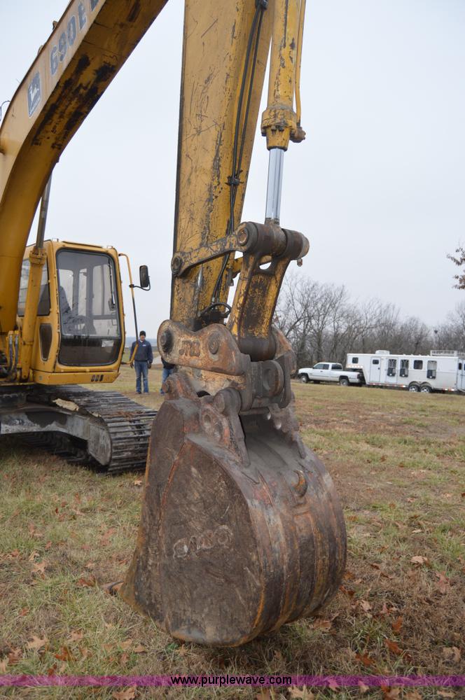 image for item I6928 1993 John Deere 690E LC excavator