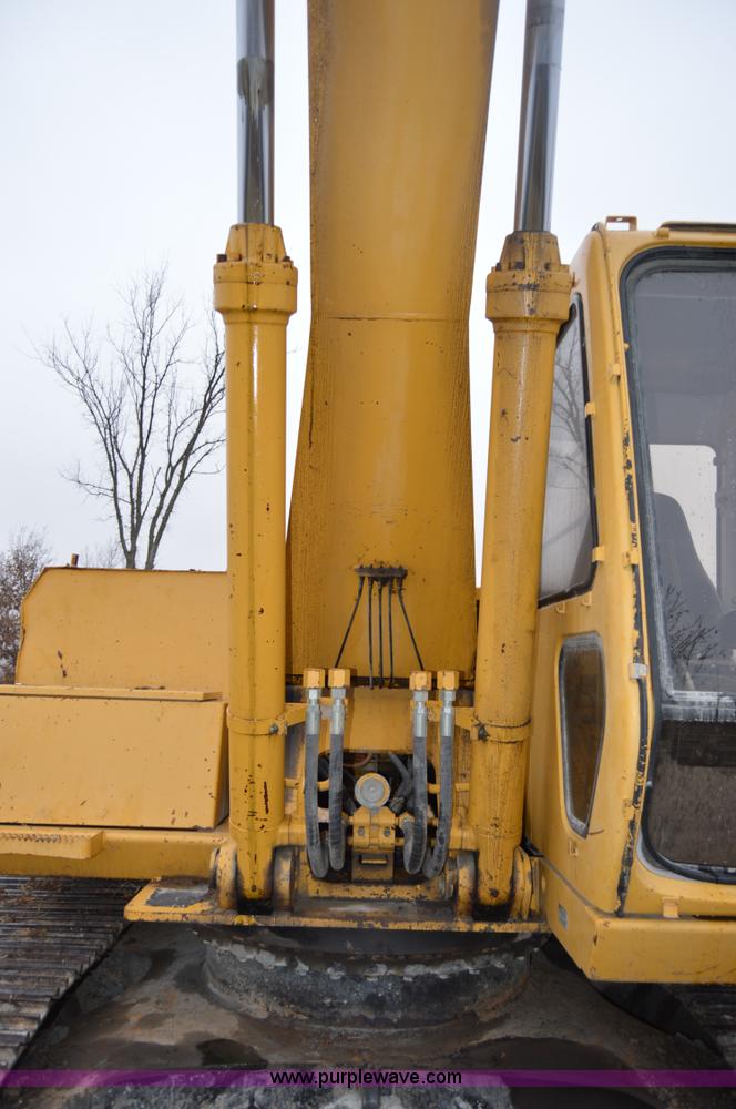 image for item I6928 1993 John Deere 690E LC excavator