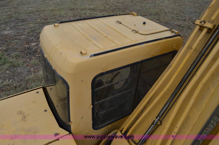 image for item I6928 1993 John Deere 690E LC excavator