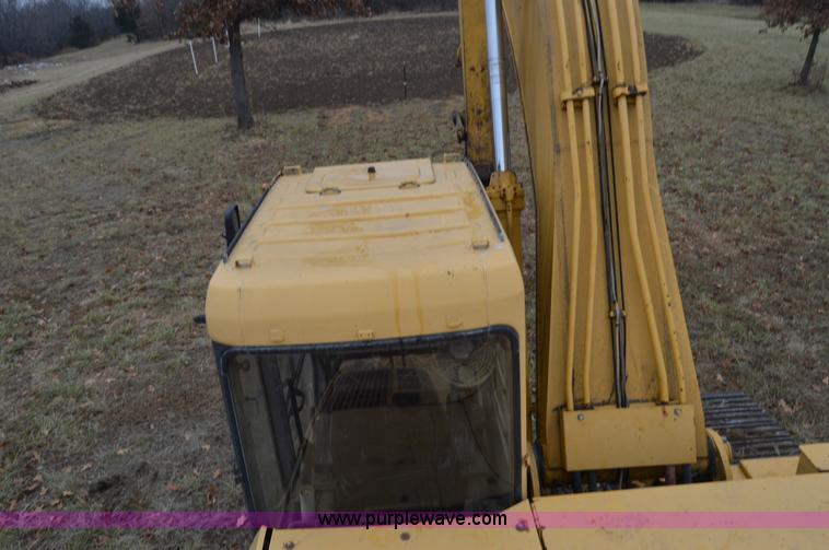 image for item I6928 1993 John Deere 690E LC excavator