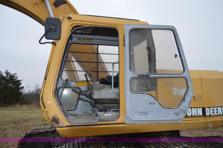 image for item I6928 1993 John Deere 690E LC excavator