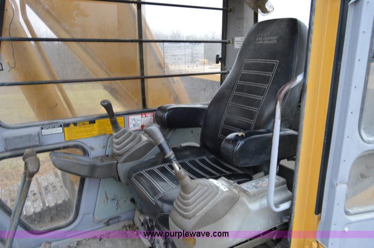 image for item I6928 1993 John Deere 690E LC excavator