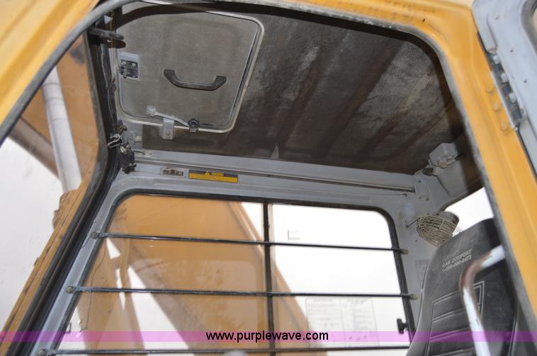 image for item I6928 1993 John Deere 690E LC excavator