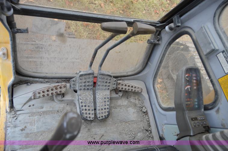 image for item I6928 1993 John Deere 690E LC excavator