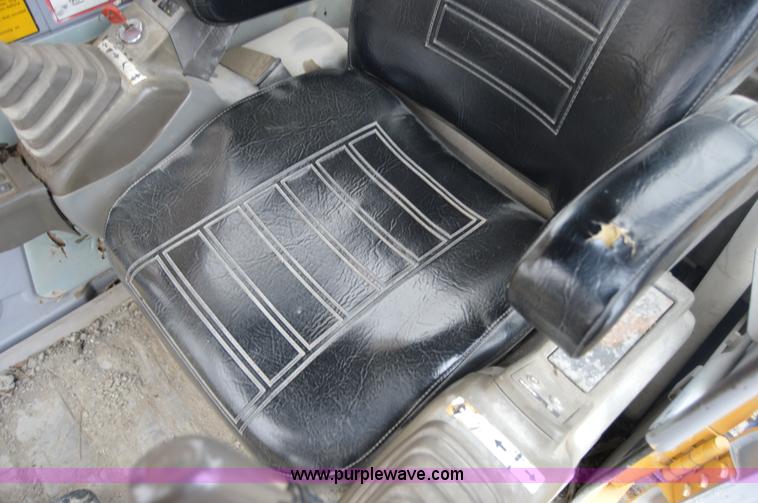 image for item I6928 1993 John Deere 690E LC excavator