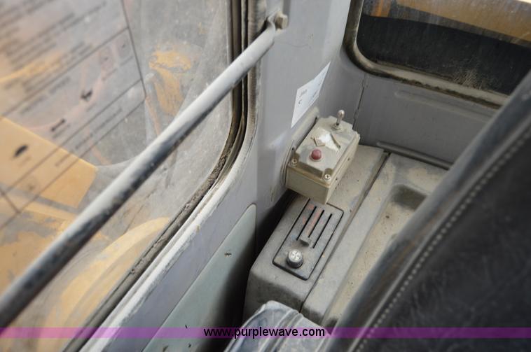 image for item I6928 1993 John Deere 690E LC excavator