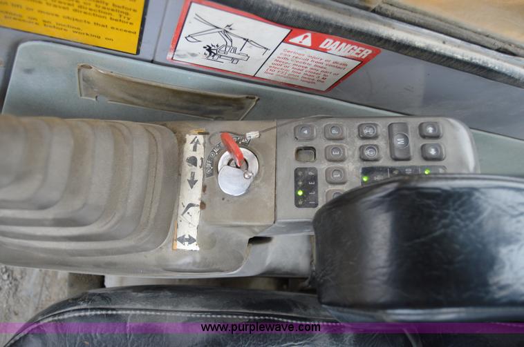 image for item I6928 1993 John Deere 690E LC excavator