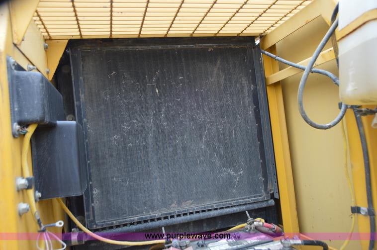 image for item I6928 1993 John Deere 690E LC excavator