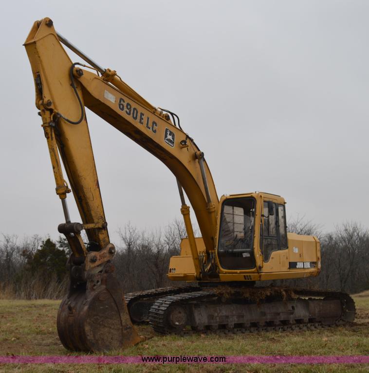 image for item I6928 1993 John Deere 690E LC excavator