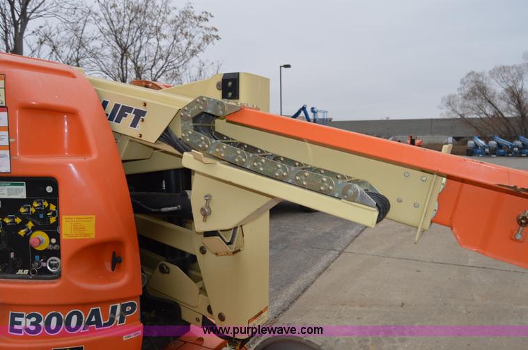 image for item I6961 2008 JLG E300AJP boom lift