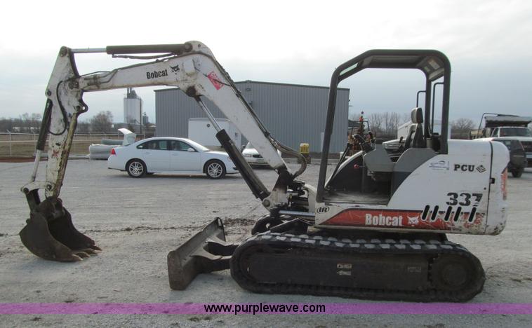 image for item J3349 2003 Bobcat 337D compact excavator