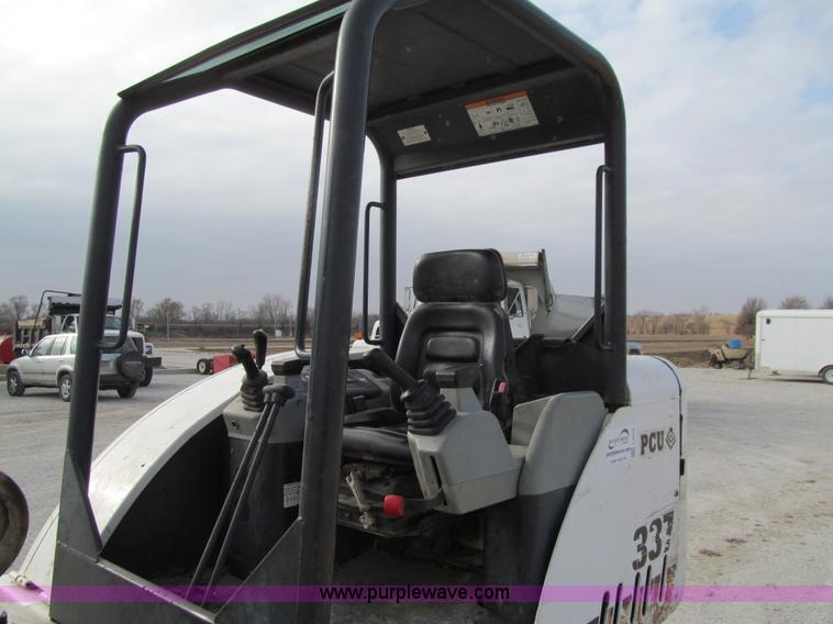image for item J3349 2003 Bobcat 337D compact excavator