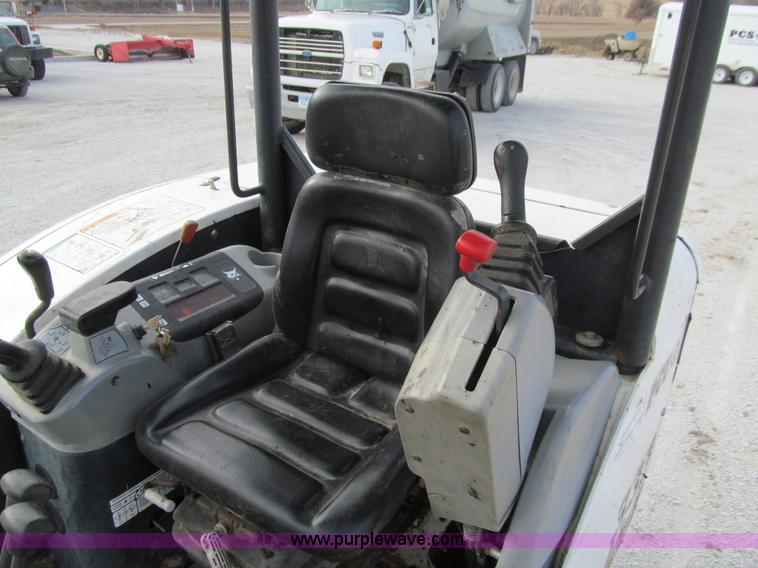 image for item J3349 2003 Bobcat 337D compact excavator