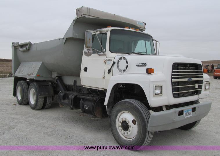 image for item J3350 1991 Ford LT8000 dump truck
