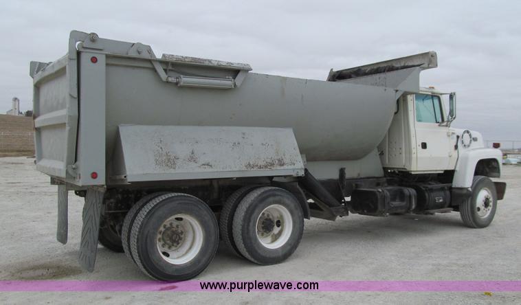 image for item J3350 1991 Ford LT8000 dump truck