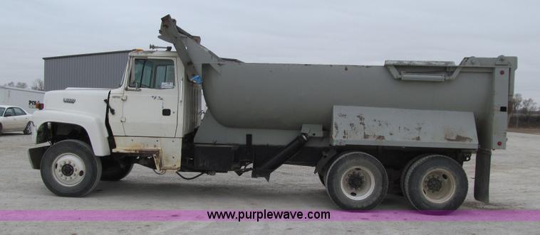 image for item J3350 1991 Ford LT8000 dump truck
