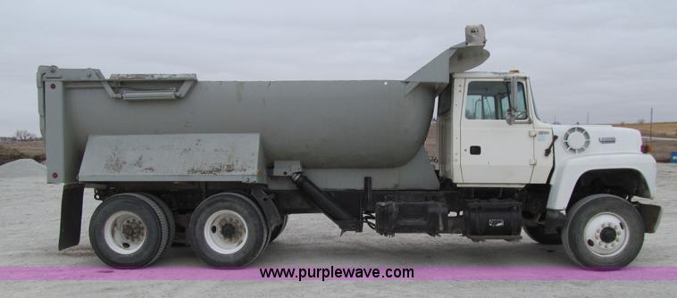 image for item J3350 1991 Ford LT8000 dump truck
