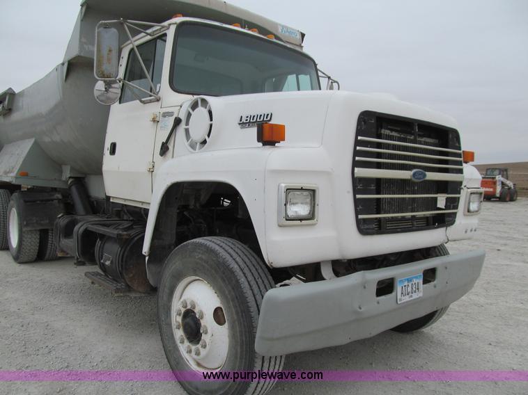 image for item J3350 1991 Ford LT8000 dump truck