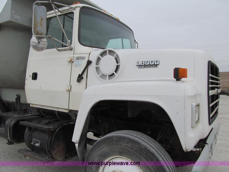 image for item J3350 1991 Ford LT8000 dump truck