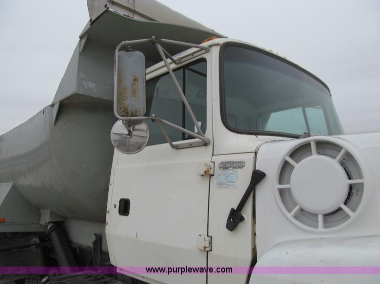 image for item J3350 1991 Ford LT8000 dump truck