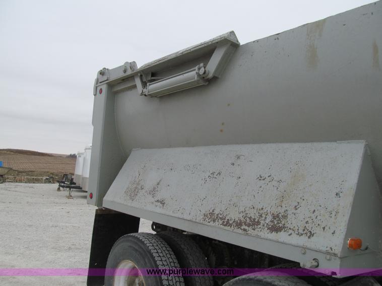 image for item J3350 1991 Ford LT8000 dump truck