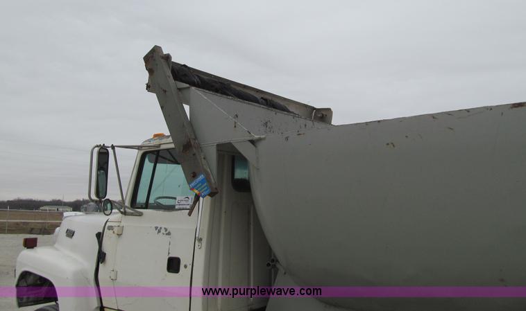image for item J3350 1991 Ford LT8000 dump truck