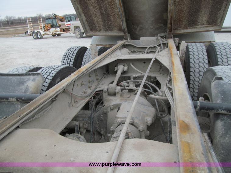 image for item J3350 1991 Ford LT8000 dump truck