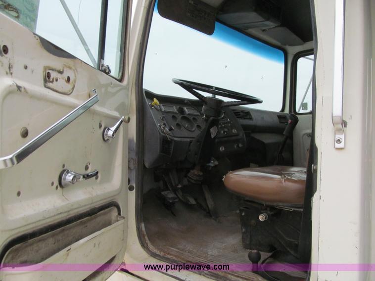 image for item J3350 1991 Ford LT8000 dump truck