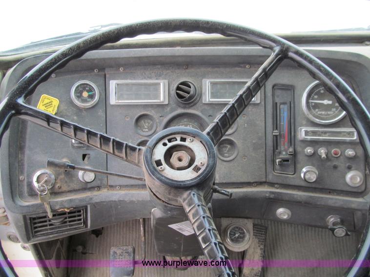 image for item J3350 1991 Ford LT8000 dump truck