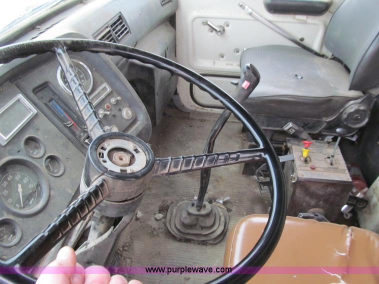 image for item J3350 1991 Ford LT8000 dump truck