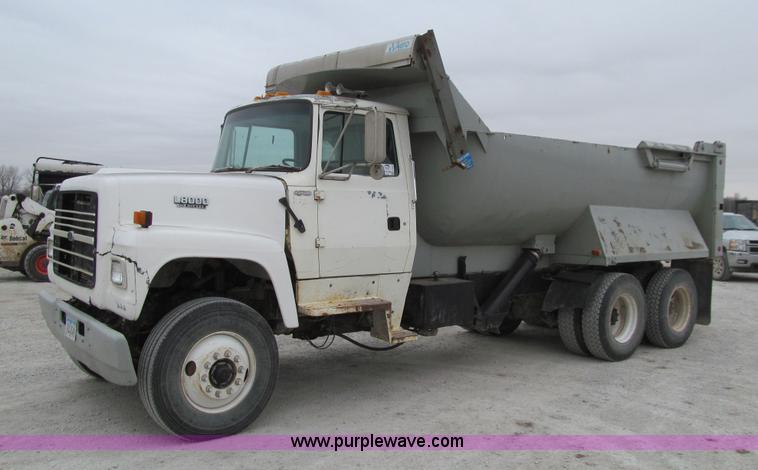 image for item J3350 1991 Ford LT8000 dump truck