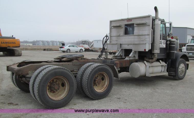 image for item J3351 1986 Freightliner FLC-64T semi truck