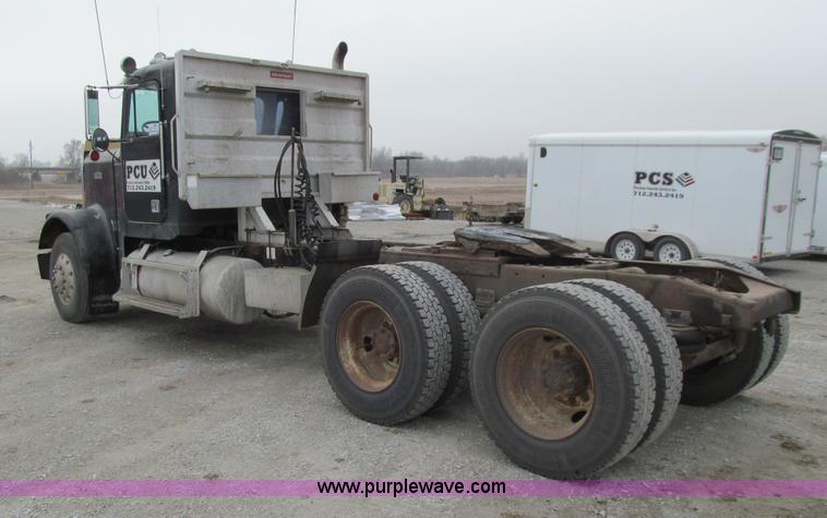 image for item J3351 1986 Freightliner FLC-64T semi truck