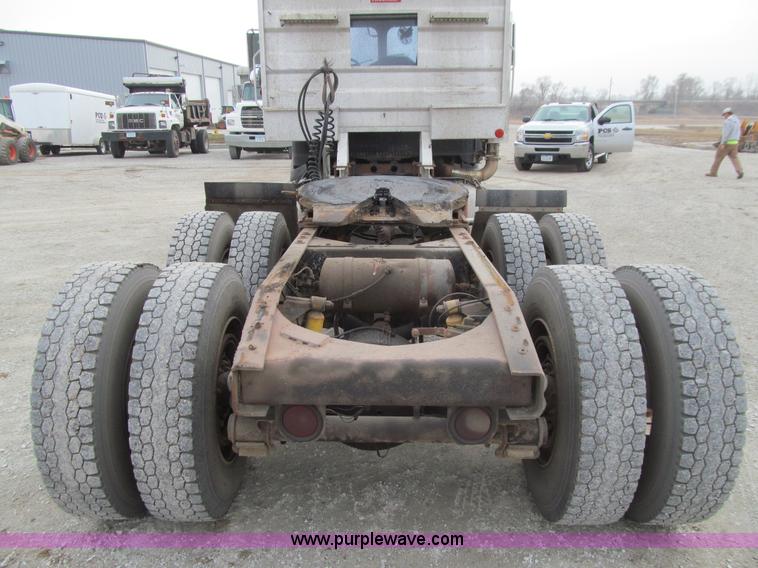 image for item J3351 1986 Freightliner FLC-64T semi truck