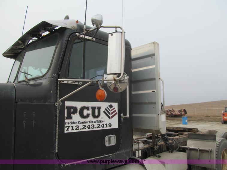 image for item J3351 1986 Freightliner FLC-64T semi truck