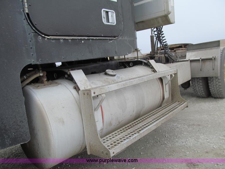 image for item J3351 1986 Freightliner FLC-64T semi truck