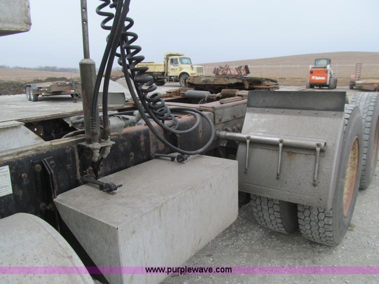 image for item J3351 1986 Freightliner FLC-64T semi truck