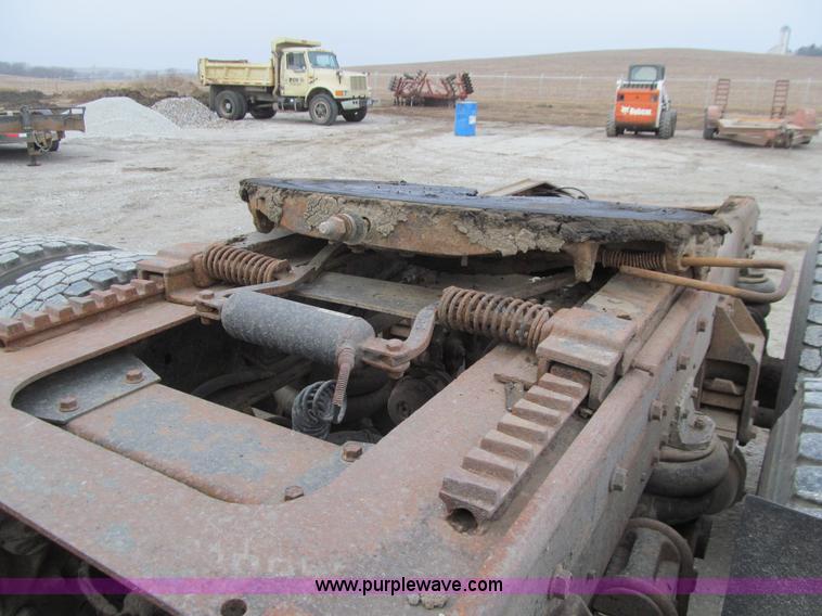 image for item J3351 1986 Freightliner FLC-64T semi truck