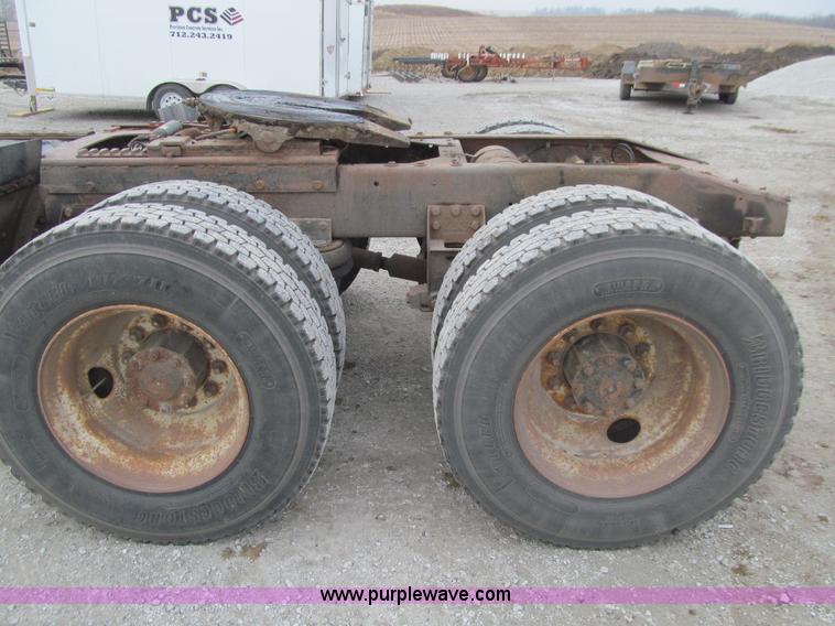 image for item J3351 1986 Freightliner FLC-64T semi truck